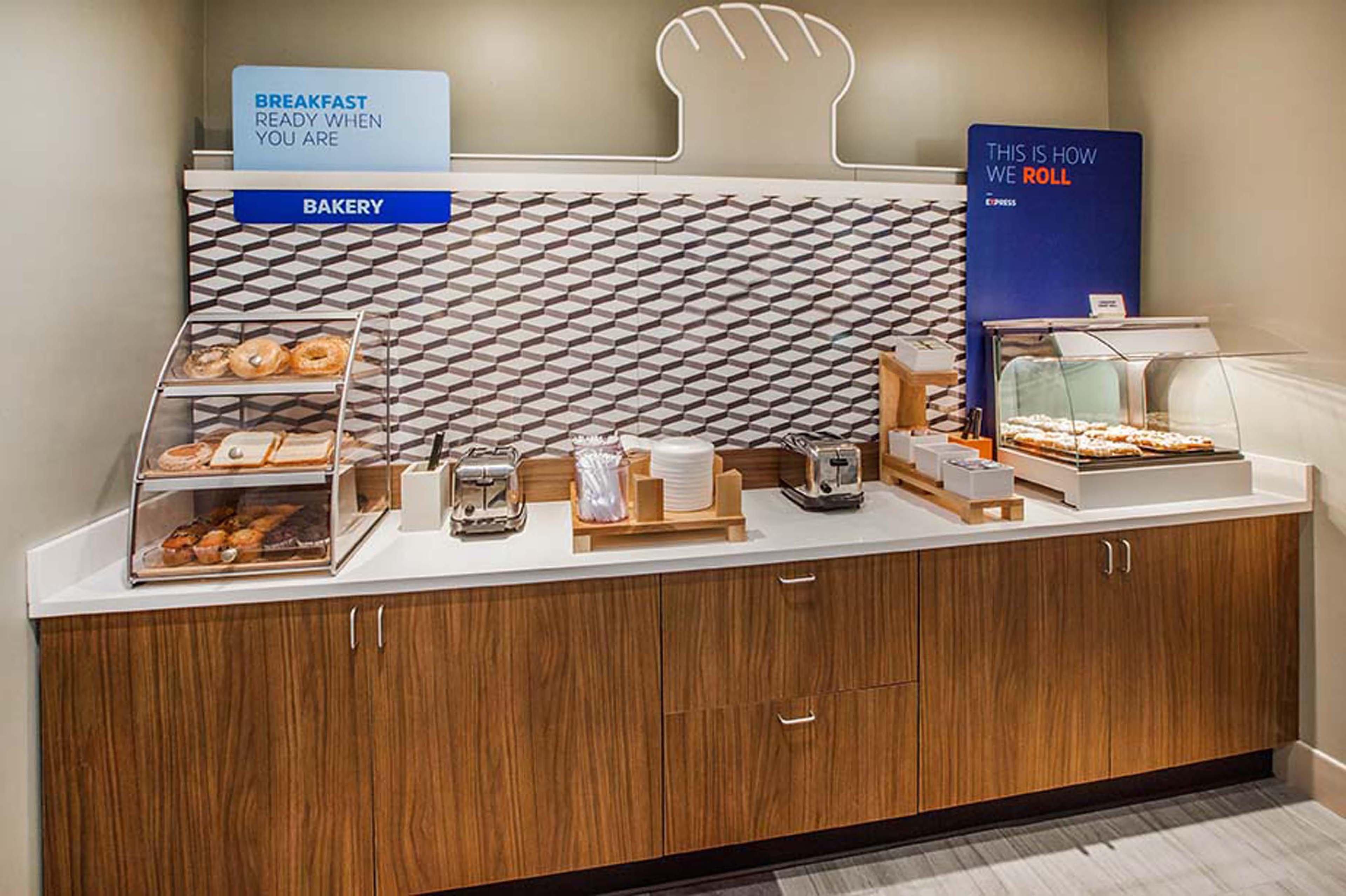 Holiday Inn Express Winnipeg Airport - Polo Park By Ihg Екстериор снимка