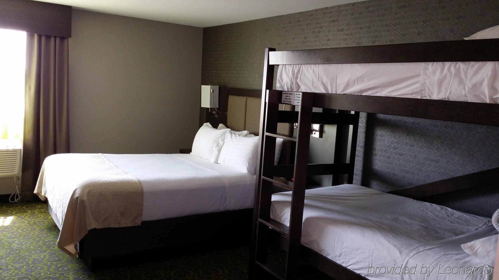 Holiday Inn Express Winnipeg Airport - Polo Park By Ihg Екстериор снимка