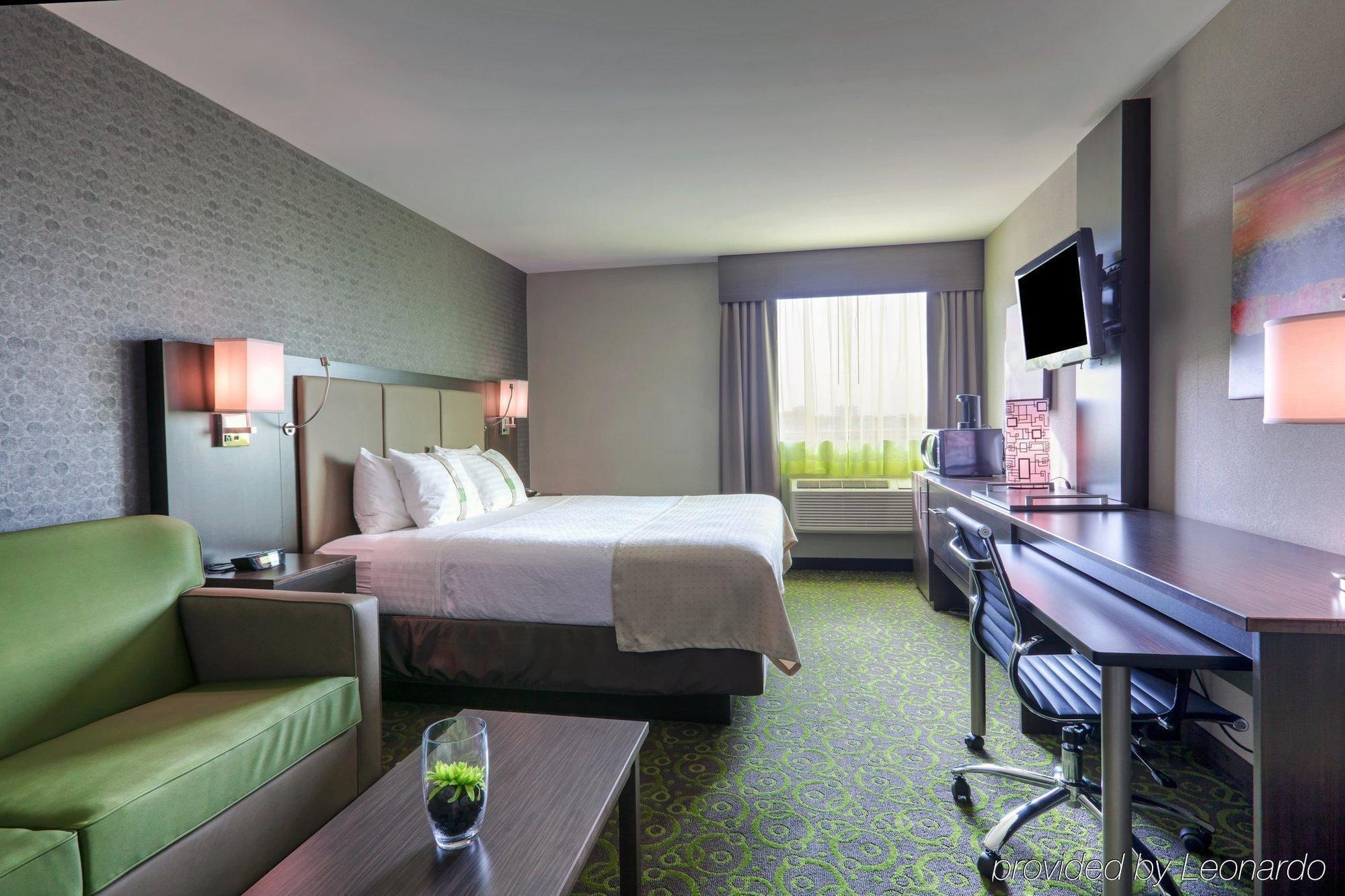 Holiday Inn Express Winnipeg Airport - Polo Park By Ihg Екстериор снимка