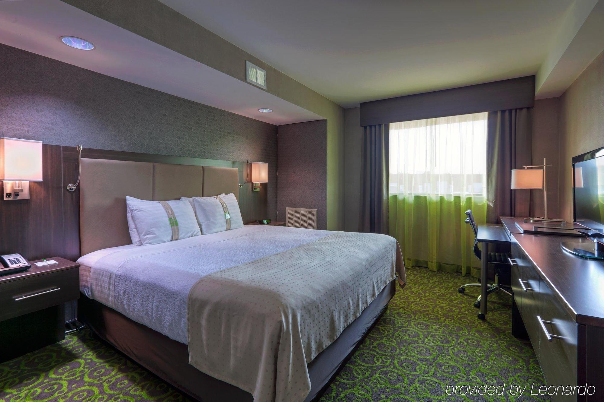Holiday Inn Express Winnipeg Airport - Polo Park By Ihg Екстериор снимка
