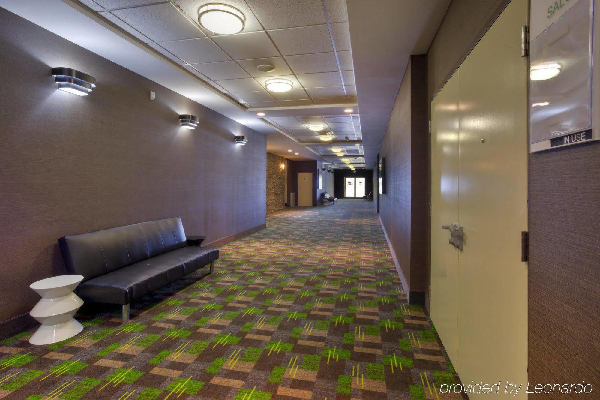 Holiday Inn Express Winnipeg Airport - Polo Park By Ihg Екстериор снимка