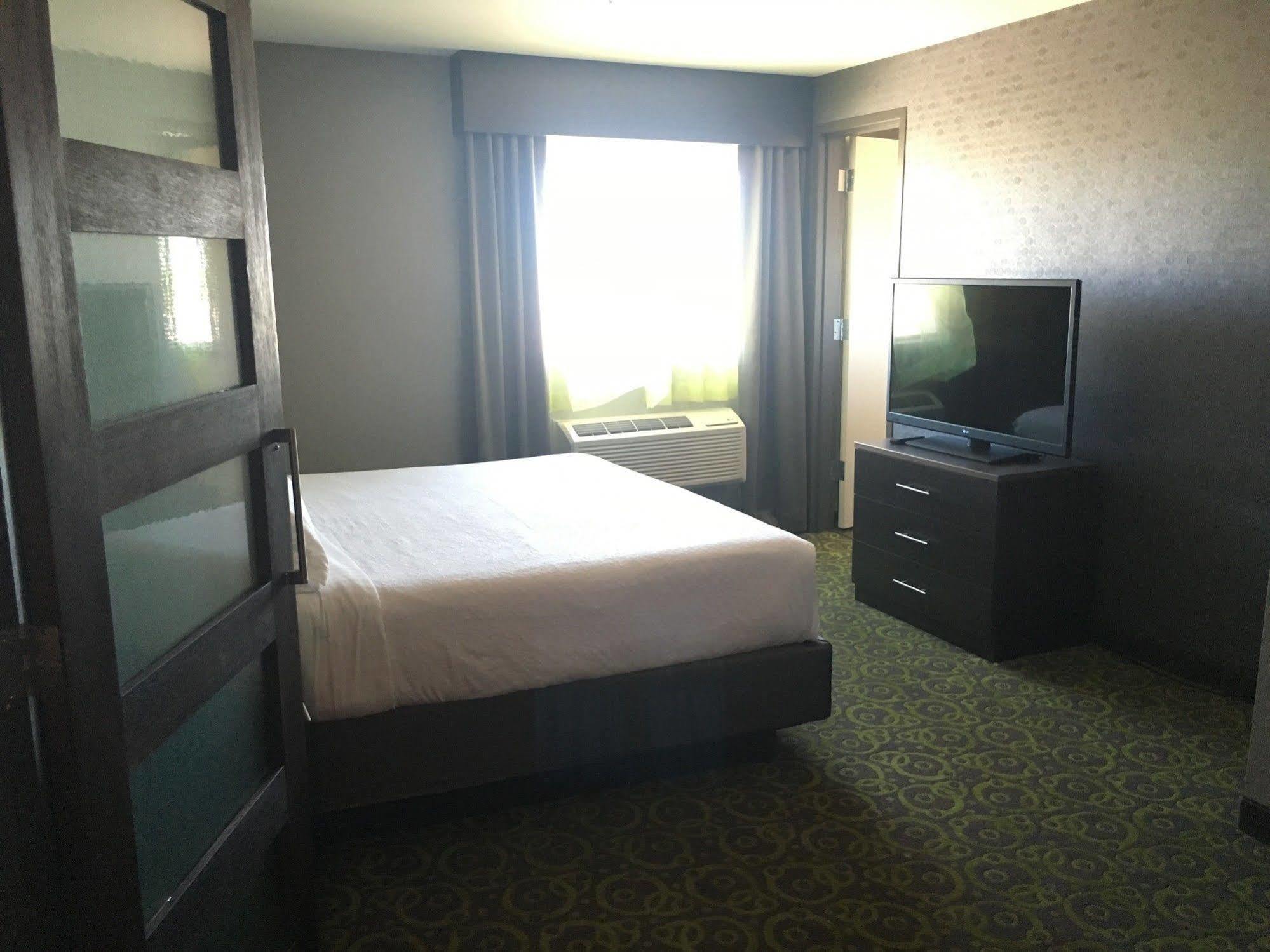 Holiday Inn Express Winnipeg Airport - Polo Park By Ihg Екстериор снимка