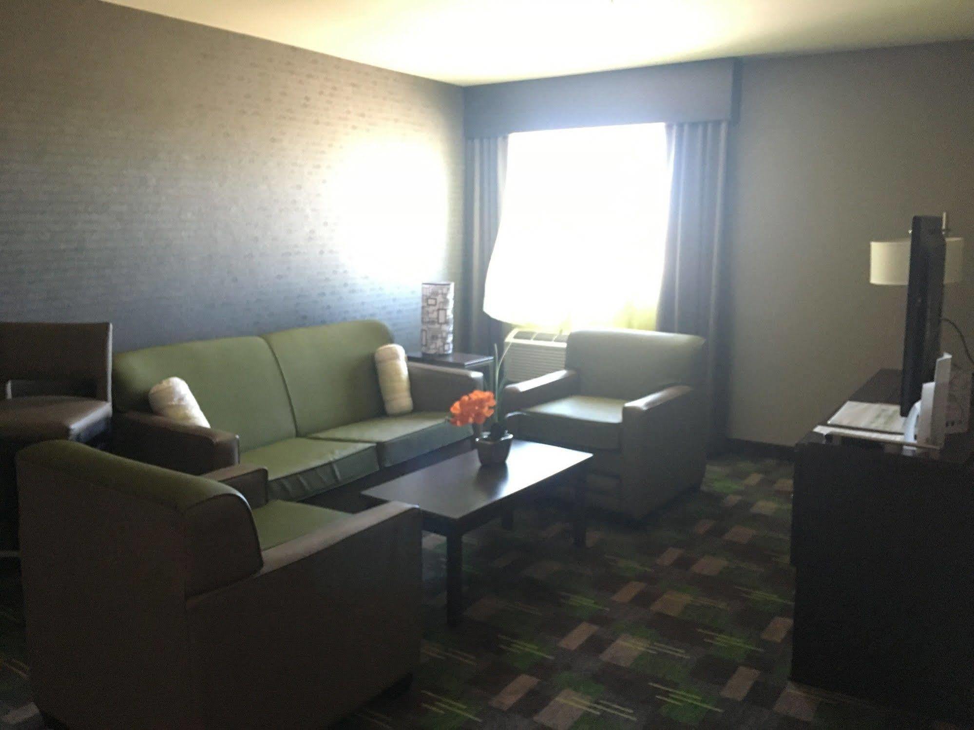 Holiday Inn Express Winnipeg Airport - Polo Park By Ihg Екстериор снимка