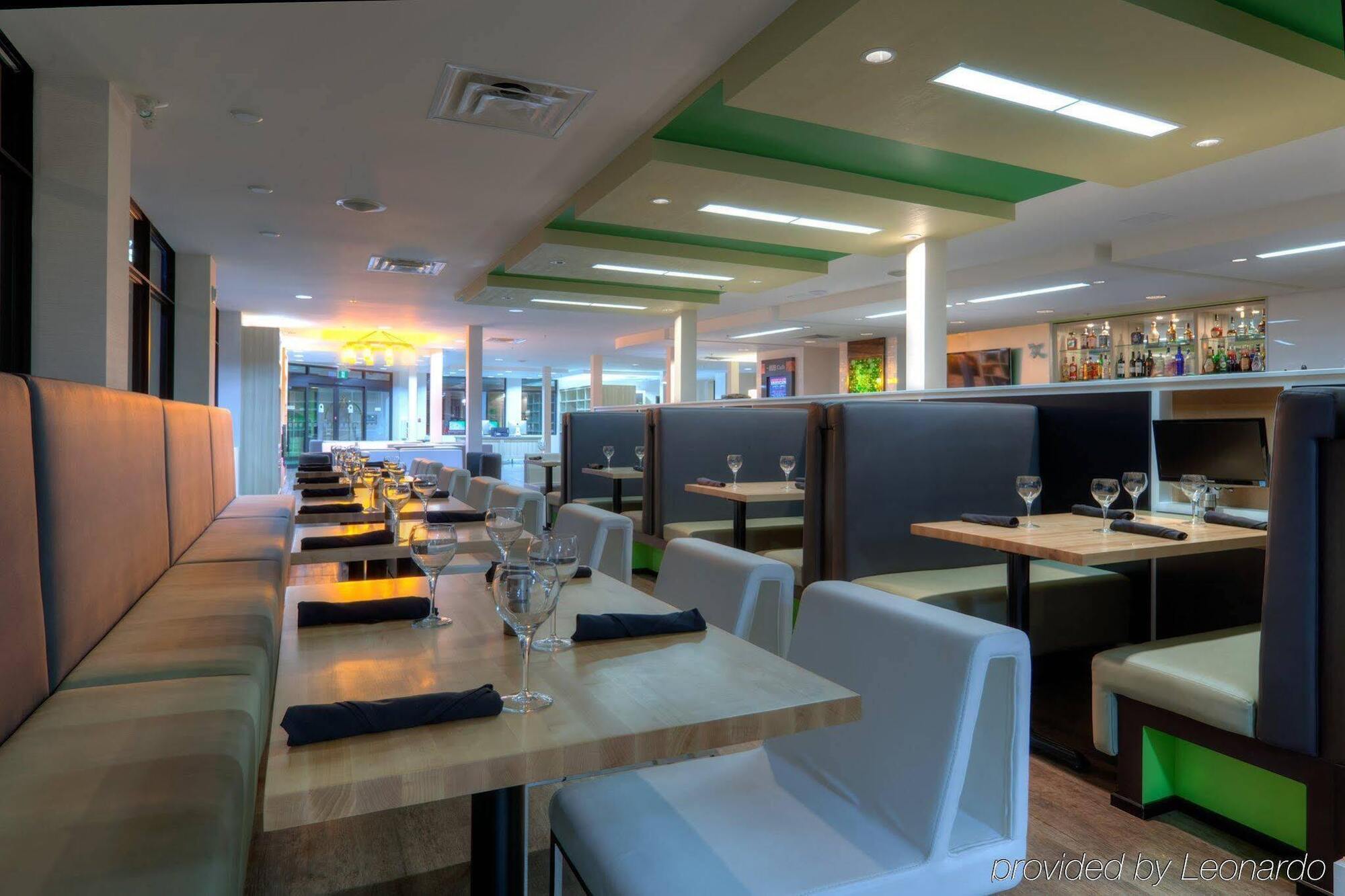 Holiday Inn Express Winnipeg Airport - Polo Park By Ihg Екстериор снимка