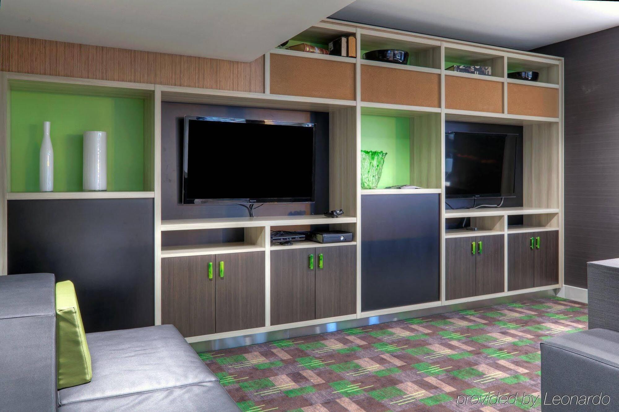 Holiday Inn Express Winnipeg Airport - Polo Park By Ihg Екстериор снимка