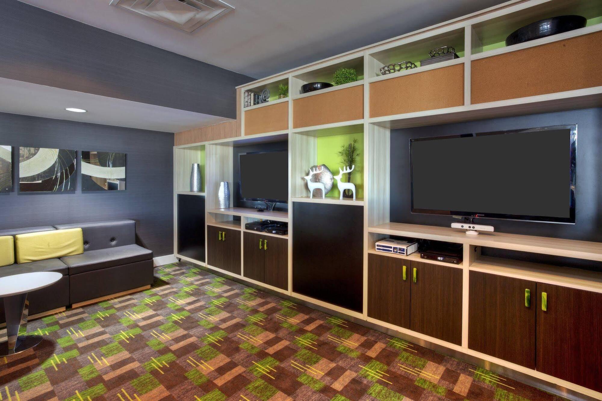 Holiday Inn Express Winnipeg Airport - Polo Park By Ihg Екстериор снимка